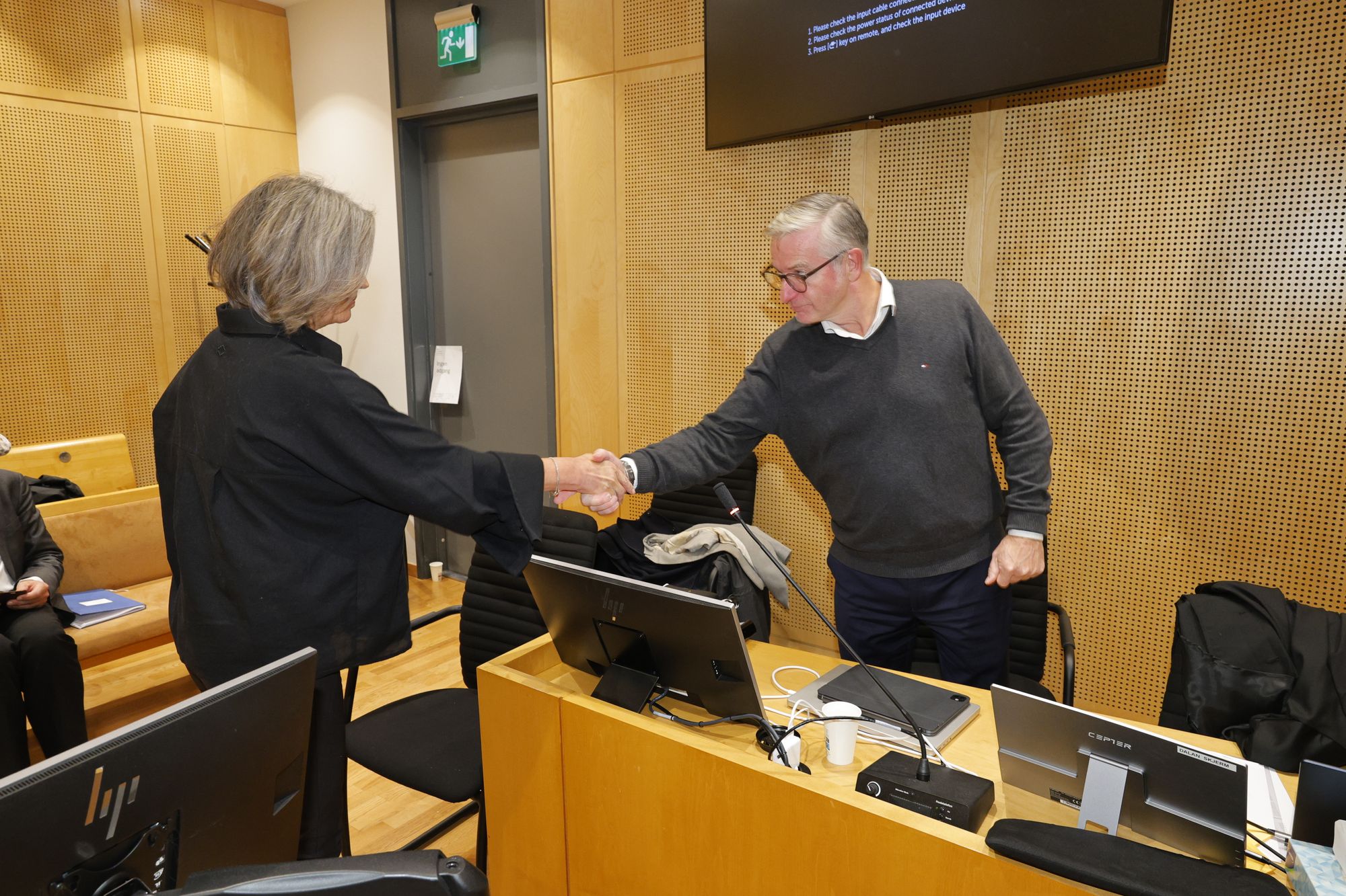 Camilla Mathiesen hilste på sin tidligere sjef Thorbjørn Thoresen i retten tirsdag.