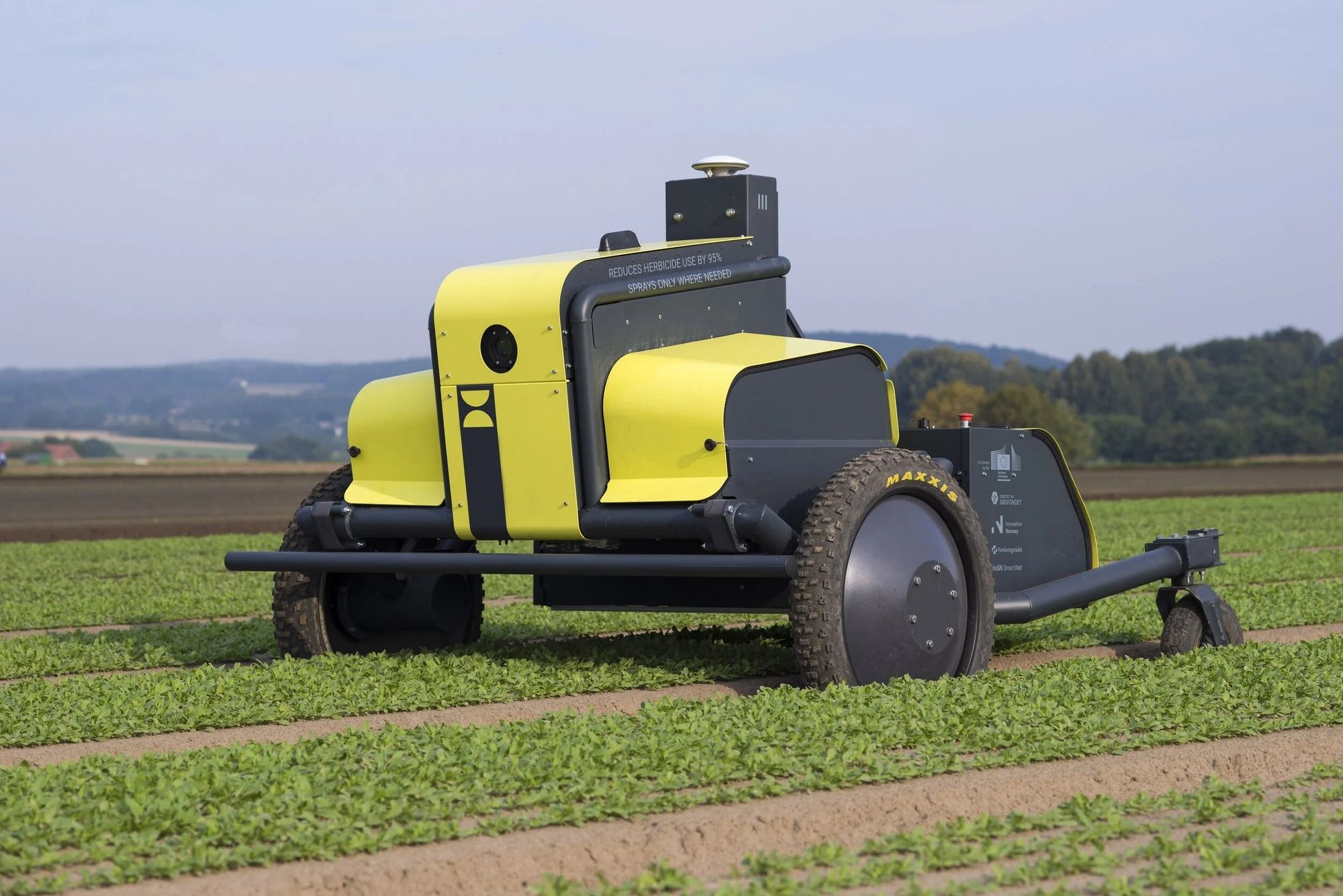 Den norske roboten Kilter jakter på ugress som den sprøyter med mikrodråper med plantevernmidler.