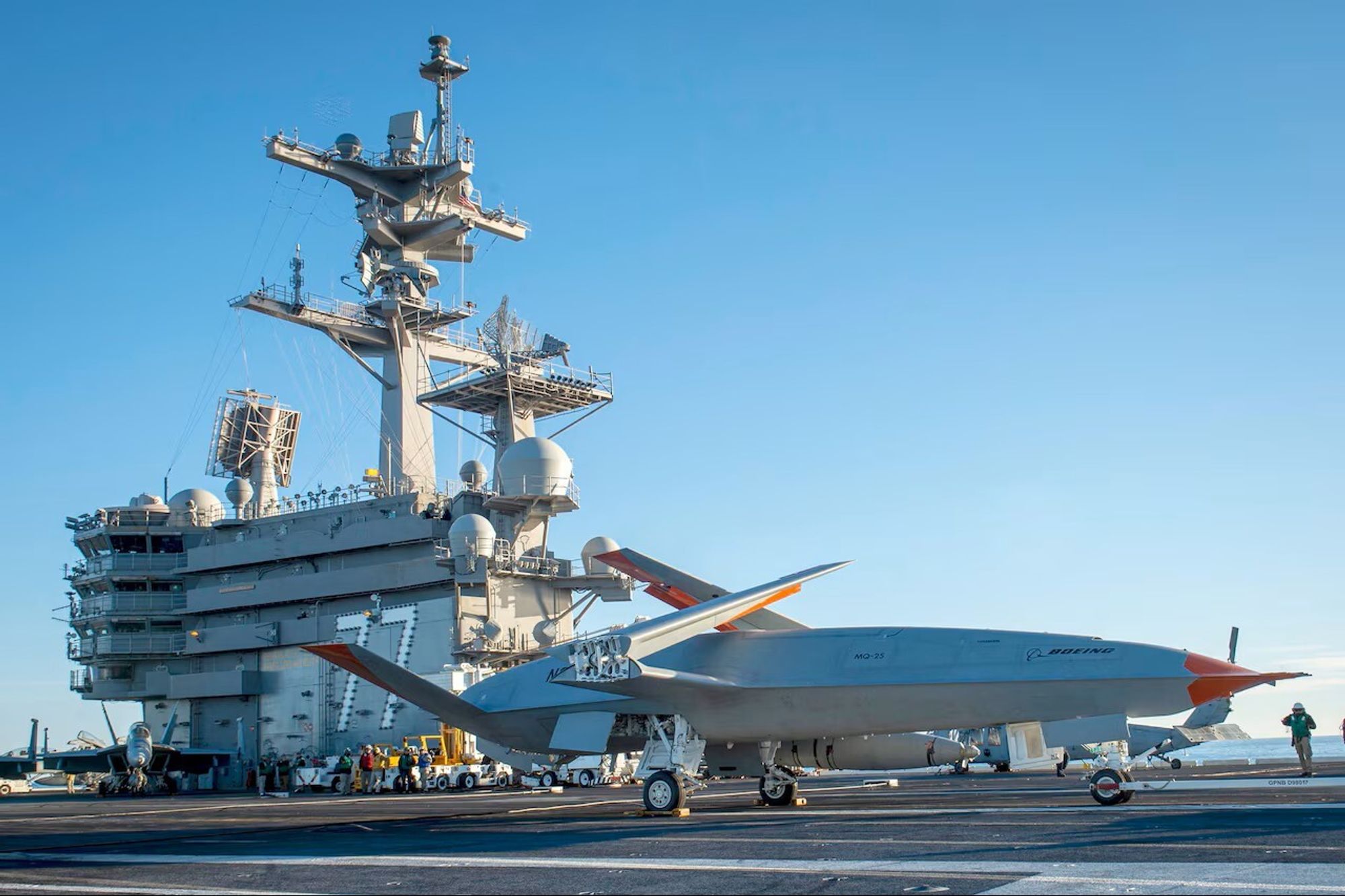 En MQ-25A Stingray-drone tok av fra et hangarskip, USS George H.W. Bush, for første gang i 2021. Nå skal slike droner brukes som tankfly for kampflyene om bord.