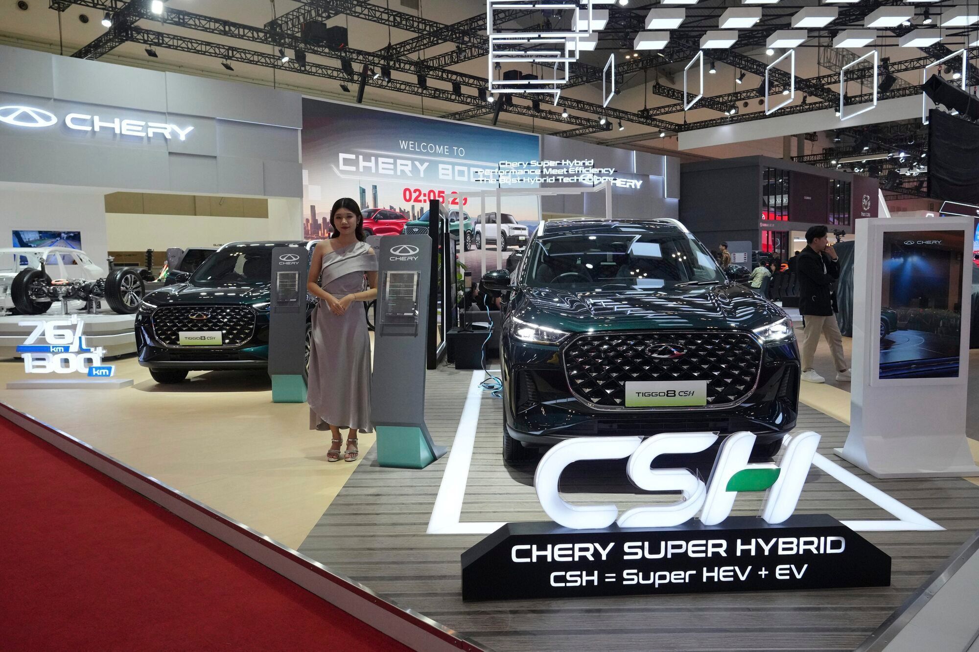 En kinesisk-produsert Tiggo 8 CSH-hybridbil vises fram på en messe i Indonesia.