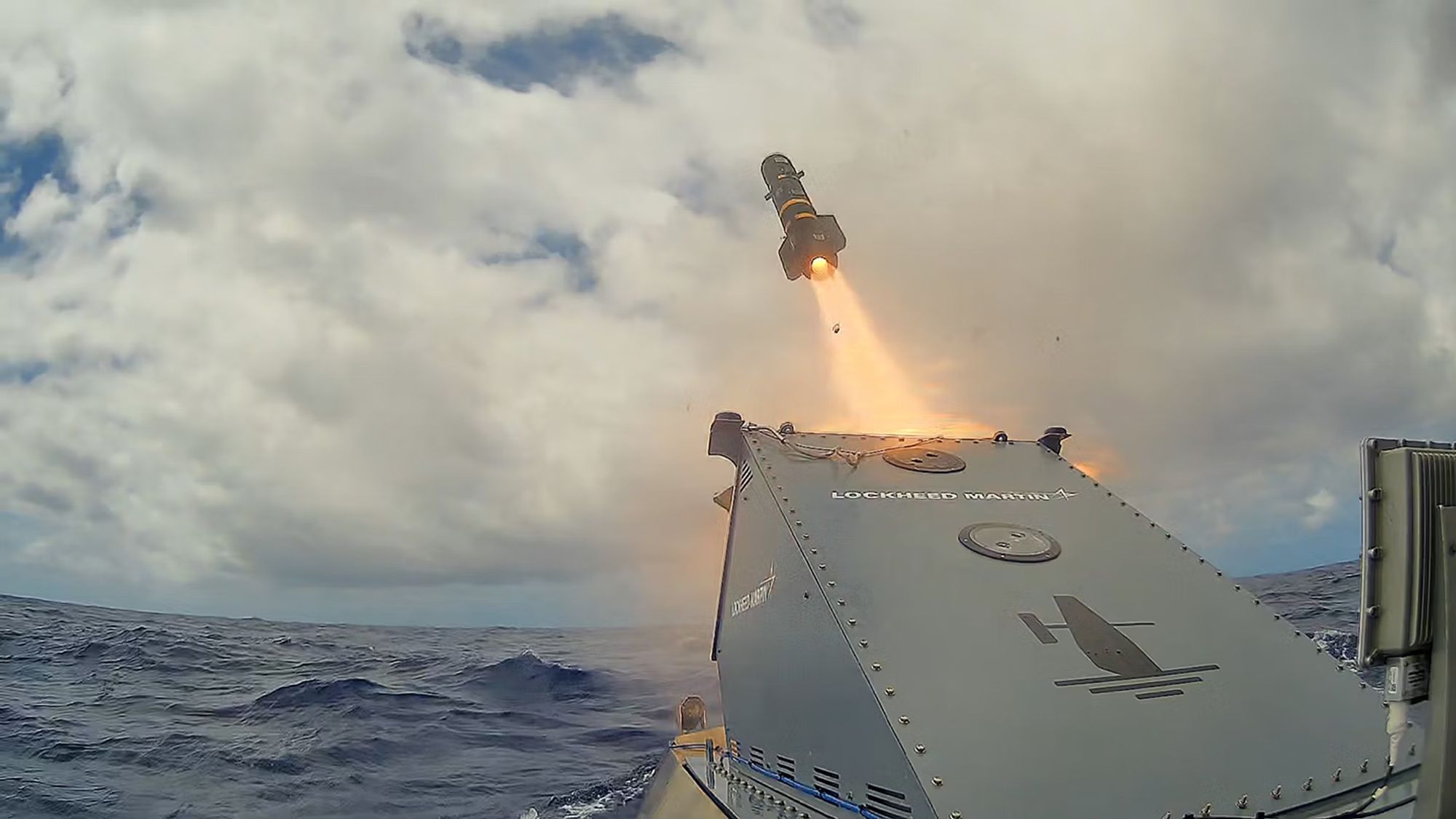 Lockheed Martin og Saildrone demonstrerte våpen montert på det ubemannede fartøyet Voyager under en øvelse utenfor Hawaii tidligere i år.