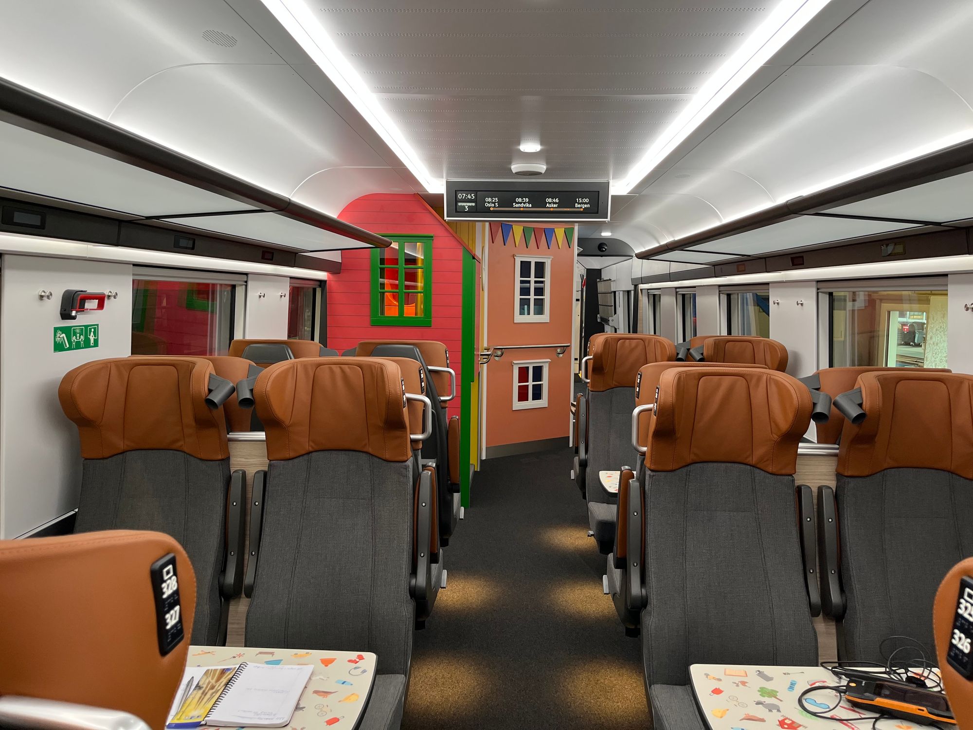 Fire av de åtte vognene i Norske togs nye fjerntog skal denne uken vises fram på jernbanemessen InnoTrans. Etter messen går turen tilbake til Sveits for videre klargjøring og testing.